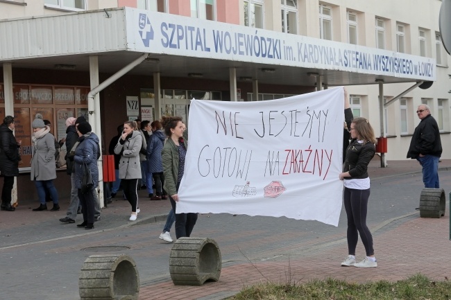 Protest przed szpitalem w Łomży, fot. PAP/Artur Reszko