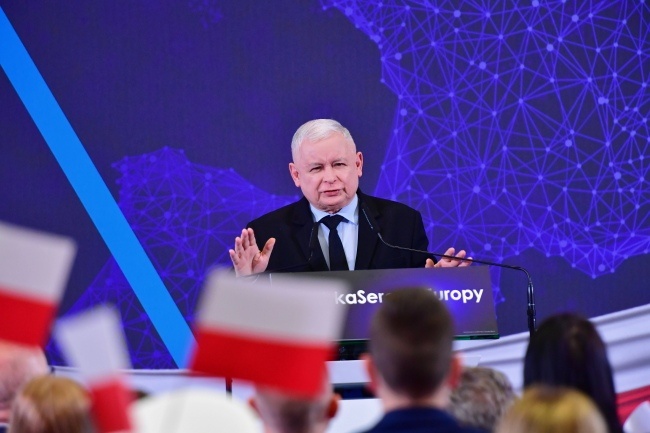 Prezes PiS Jarosław Kaczyński przemawia podczas konwencji Prawa i Sprawiedliwości w Szczecinie, fot. PAP/Marcin Bielecki