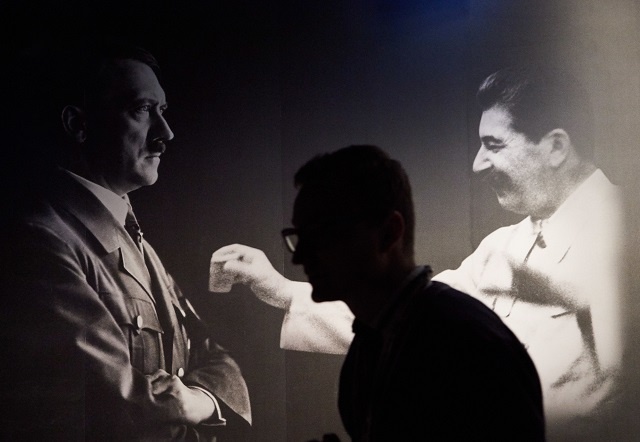 Adolf Hitler i Józef Stalin, przywódcy totalitarnych Niemiec i Rosji Sowieckiej. Fot. PAP/Adam Warżawa