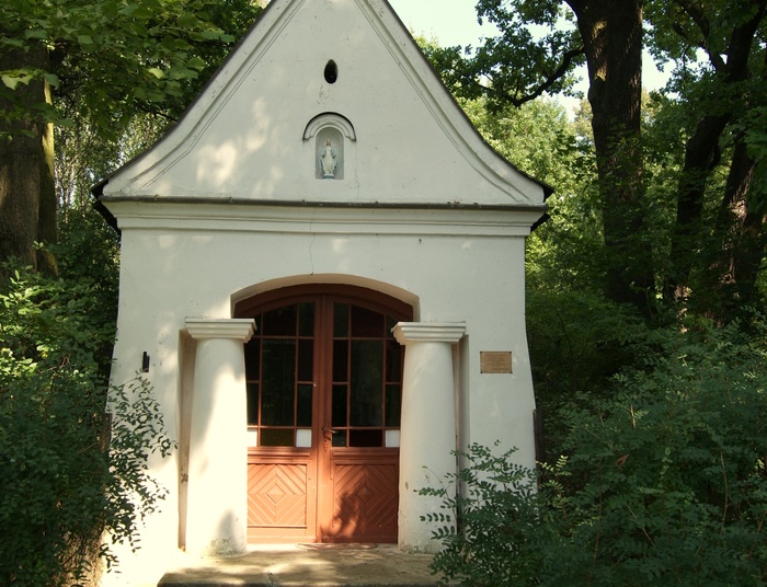 Kraj dębów, kapliczek i grobów (z zagadką w tle)