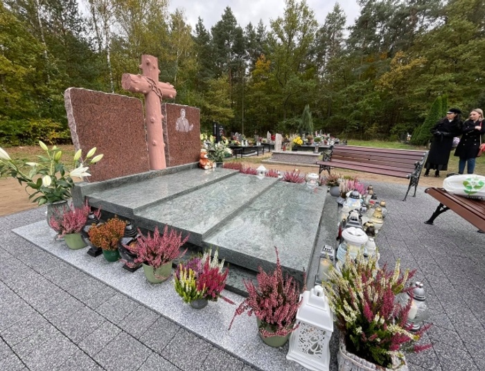 "Nawet Elvis Presley nie ma takiego grobu". Nietypowy pomnik Krzysztofa Krawczyka