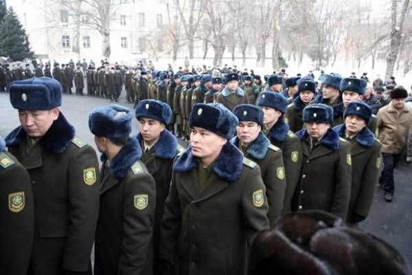 Kazachscy pogranicznicy na pogrzebie płk. Stambekowa. 3.01.2013. Ałmaty.