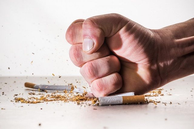 Mimo tendencji spadkowej, wciąż wielu Polaków sięga po papierosy. Fot. Serwis Zdrowie PAP