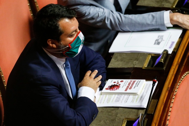 Senat Włoch zagłosował w czwartek za postawieniem lidera opozycyjnej Ligi Matteo Salviniego przed sądem. Fot. PAP/EPA/FABIO FRUSTACI