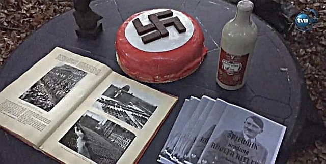 Tort ze swastyką z wafelków, kadr z reportazu "Superwizjera" TVN