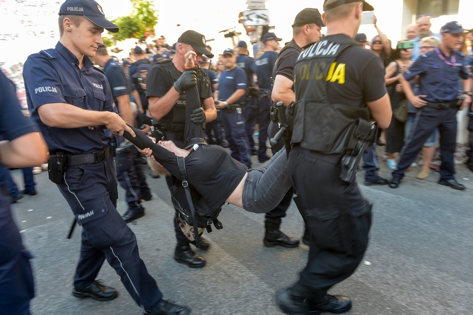 Policja usuwa grupę Obywateli RP, którzy usiłowali zablokować przemarsz Młodzieży Wszechpolskiej, fot. PAP/Marcin Obara