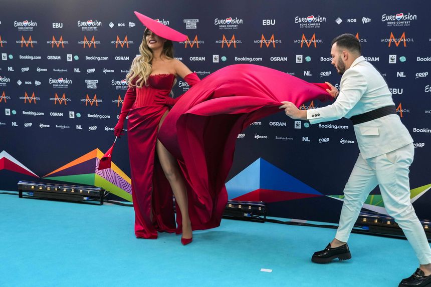 Uczestnicy Eurowizji zaprezentowali się na turkusowym dywanie.