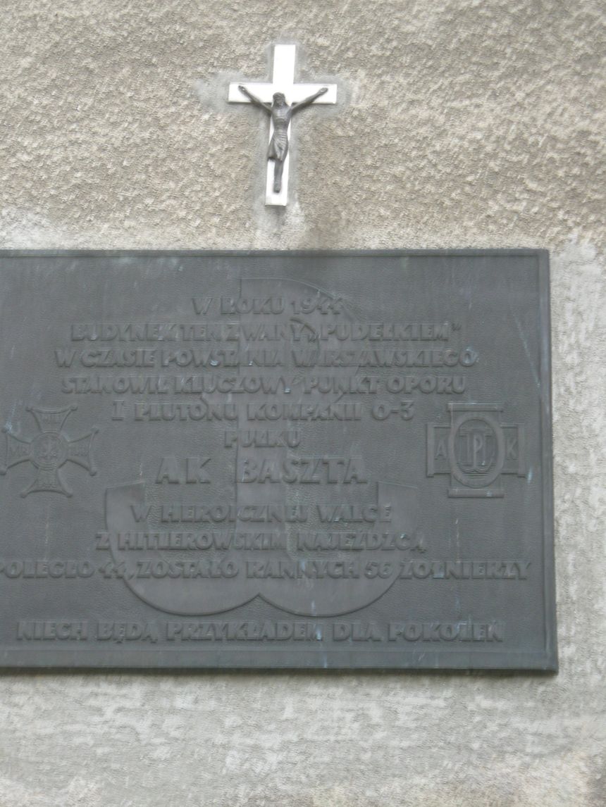 Tablica z brązu, wykonana społecznie wysiłkiem żołnierzy Kompanii O 3, poświęcona i uroczyście odsłonięta we wrześniu 1989 roku