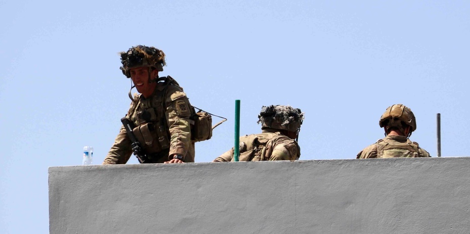 Zołnierze na lotnisku w Kabulu EPA/AKHTER GULFAM