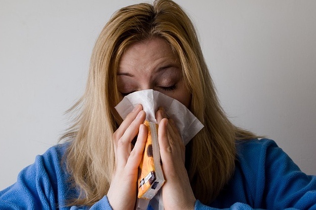 Kichanie, łzawienie i pieczenie oczu - to typowe objawy alergii.