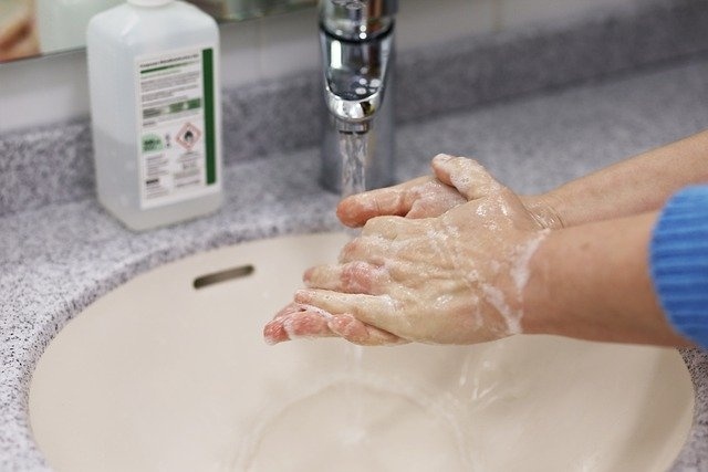 Prawidłowe i częste mycie rąk, niezależnie od rodzaju stosowanego mydła, jest podstawowym środkiem higieny.