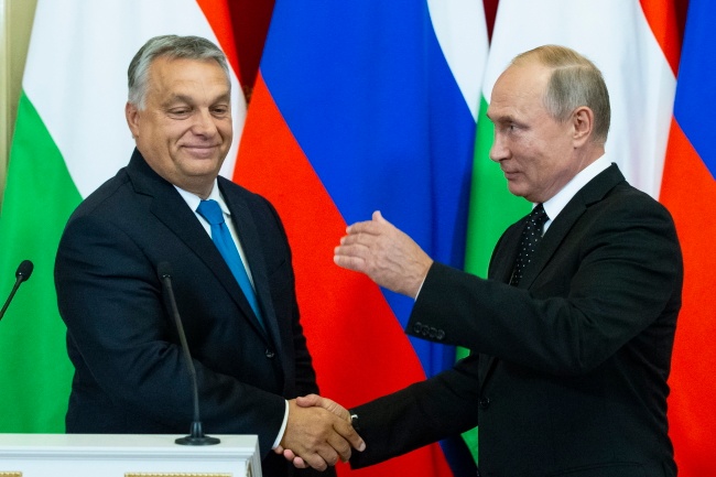 Premier Węgier Viktor Orban (L) i prezydent Rosji Władimir Putin. Fot. PAP/EPA/ALEXANDER ZEMLIANICHENKO