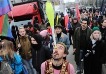 Uczestnicy Marszu Antyfaszystowskiego maszerują pod hasłem "Za Wolność Waszą i Naszą". Fot. PAP/Tomasz Gzell