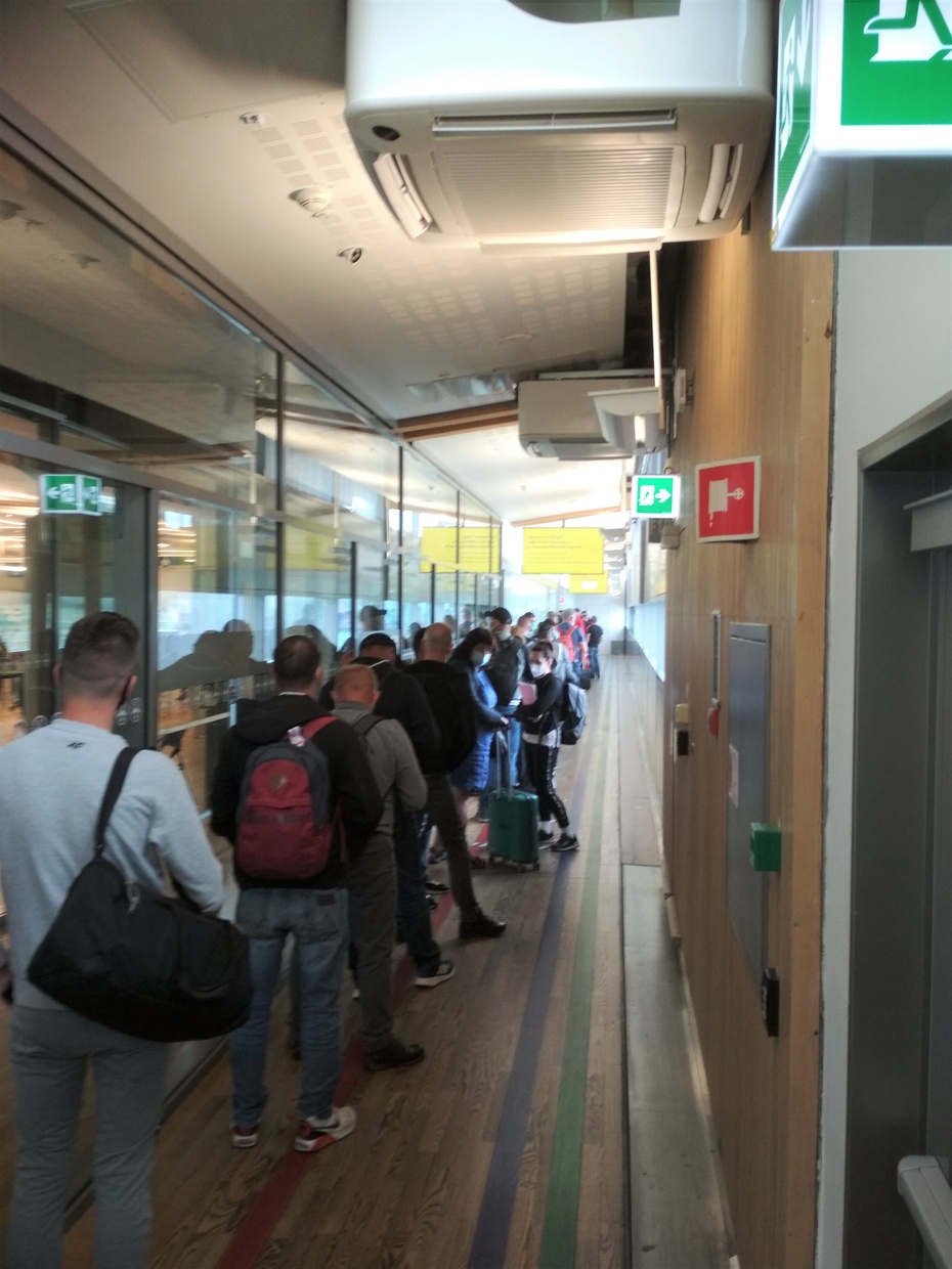 Kolejka Polaków do kontroli granicznej na lotnisku w Oslo