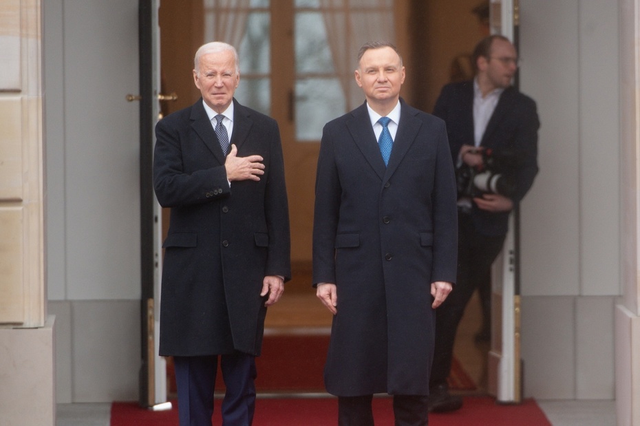Prezydent Stanów Zjednoczonych Joe Biden (L) i prezydent RP Andrzej Duda (2P) podczas powitania przed Pałacem Prezydenckim w Warszawie. Fot. PAP/Andrzej Lange