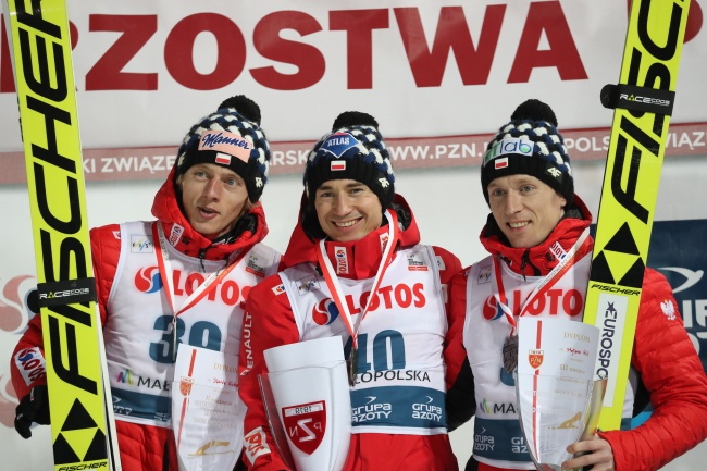 Kamil Stoch (C), Dawid Kubacki (L), Stefan Hula (P). Fot. PAP/Grzegorz Momot