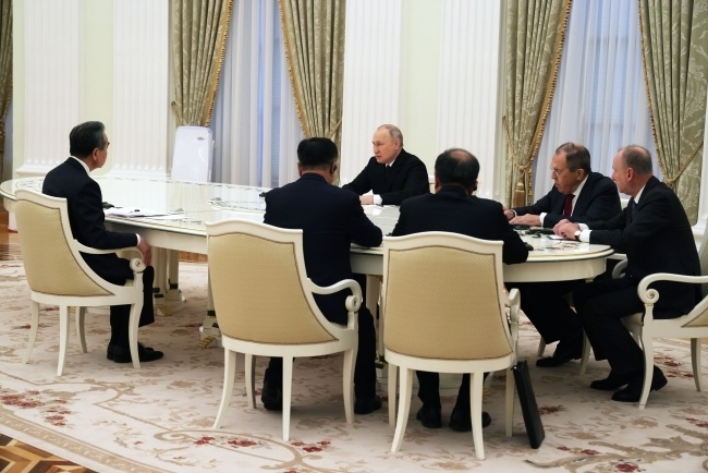 Chiny przedstawiły stanowisko w sprawie wojny w Ukrainie po spotkaniu z przywódcami Rosji, fot. AP/EPA/ANTON NOVODEREZHKIN/SPUTNIK/KREMLIN