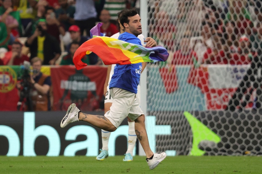 Kibic z flagą LGBT i przekazem na koszulce w meczu Portugalia-Urugwaj. Fot. PAP/EPA