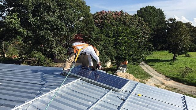 panele solarne, panele fotowoltaiczne na dachu, montaż paneli solarnych