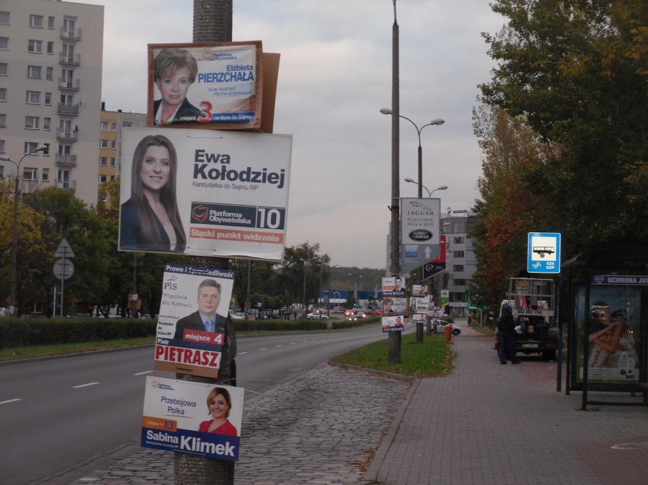 Plakaty w Katowicach na Osiedlu Paderewskiego na chwile przed usunięciem