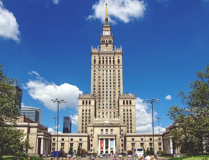 Rozpoczęło się wielkie czyszczenie Pałacu Kultury i Nauki. Znów będzie biały?