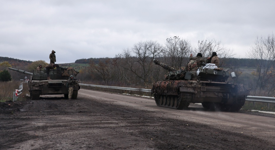 Zdobyty rosyjski czołg T-80 (po lewej) i ukraińskie czołgi na drodze w pobliżu miasta Bachmut. Źródło: PAP/EPA