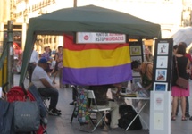 Madryt - demonstracja z flagą II Republiki