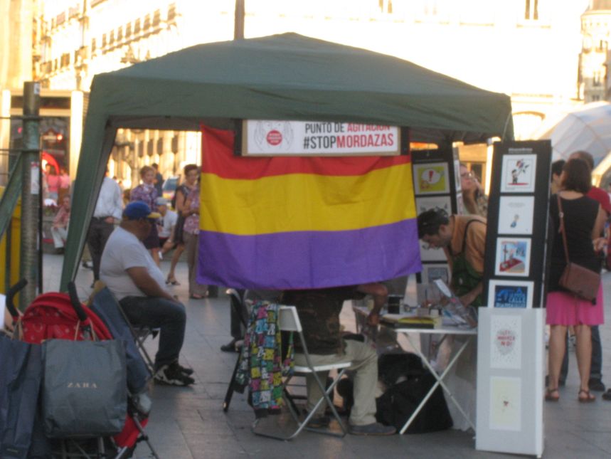 Madryt - demonstracja z flagą II Republiki