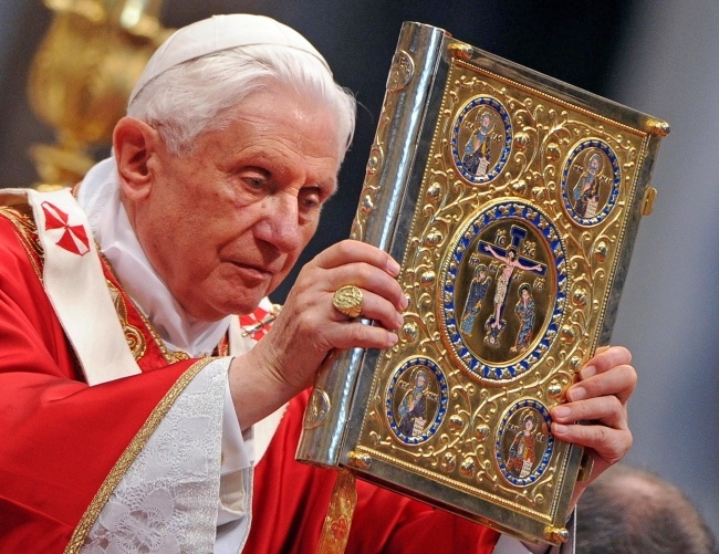 Benedykt XVI zostanie pochowany w podziemiach bazyliki Świętego Piotra, fot. PAP/EPA/CLAUDIO ONORATI