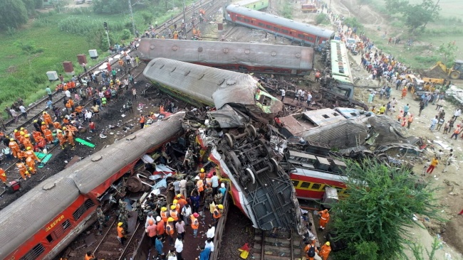 Kolizja trzech pociągów w Indiach. PAP/EPA/National Disaster Response Force / HANDOUT