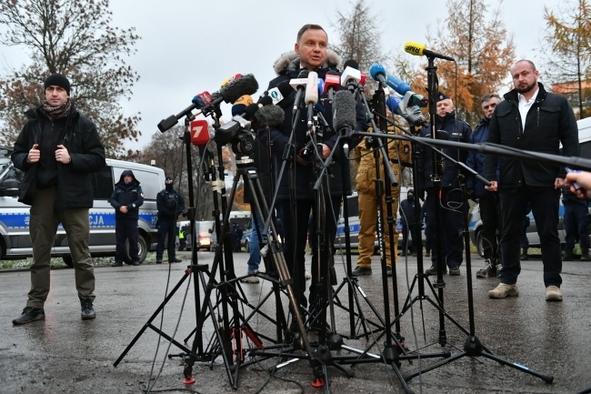 Prezydent RP Andrzej Duda (C) podczas konferencji prasowej w Przewodowie, fot. PAP/Wojtek Jargiło