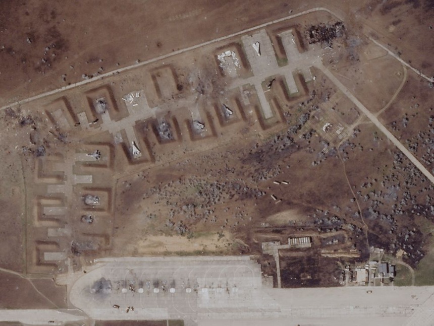 Zniszczenia w bazie wojskowej Saki na Krymie. Fot. BBC