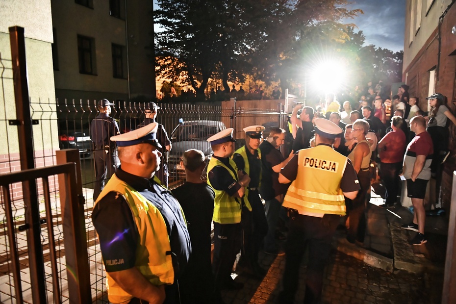 Tłum czeka pod budynkiem prokuratury w Świdnicy na podejrzanego. Fot. PAP/Maciej Kulczyński