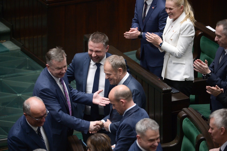 Premier Donald Tusk (C) odbiera gratulacje na sali obrad Sejmu w Warszawie, 12 bm. Sejm udzielił wotum zaufania rządowi premiera Donalda Tuska. (mr) PAP/Marcin Obara