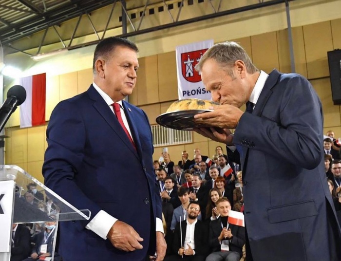 Zapracowany polityk jakim siebie widzi  Donald Tusk.