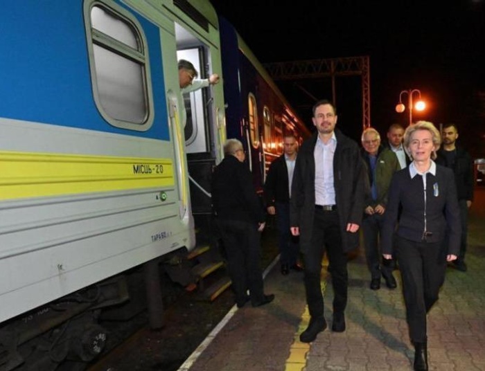 Zwalone mosty, wypalone domy, rozrzucone zabawki...