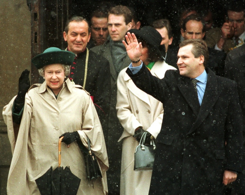 Wizyta w Polsce brytyjskiej pary królewskiej, królowej Elżbiety II i księcia Filipa, w dniach 25-26 marca 1996 roku. Fot. PAP/Wojciech Stein