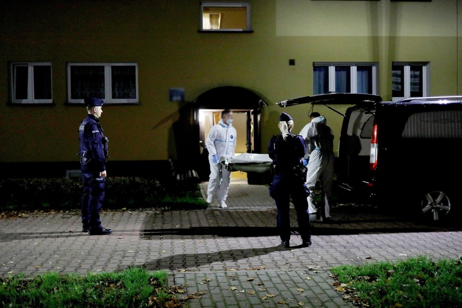W sobotę wieczorem policja otrzymała powiadomienie o odnalezieniu zwłok 26-letniej kobiety w jej mieszkaniu w Oświęcimiu. Fot. PAP/Tomasz Wiktor