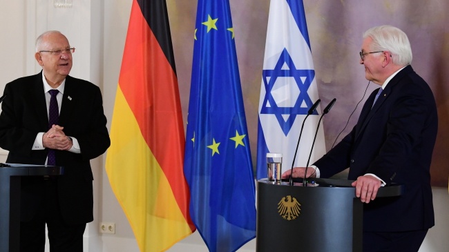 Prezydent Izraela Reuven Rivlin (L) i prezydent Niemiec Frank-Walter Steinmeier (P). Fot. PAP/EPA/CLEMENS BILAN