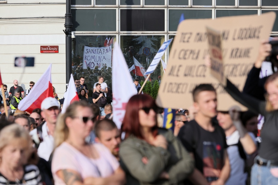 Protest "stop segregacji sanitarnej" przed Sejmem Fot. PAP/Leszek Szymański