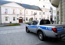 Patrol policji przed I Liceum Ogólnokształcącym w Rzeszowie. Fot. PAP/Darek Delmanowicz