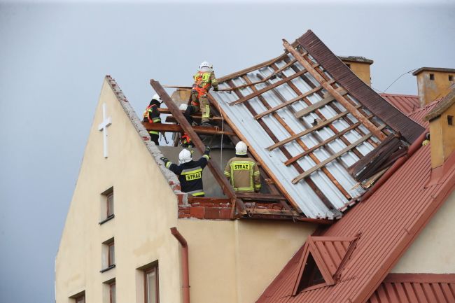 Strażacy zabezpieczają domy w Libranotwe. Fot: PAP/Grzegorz Momot