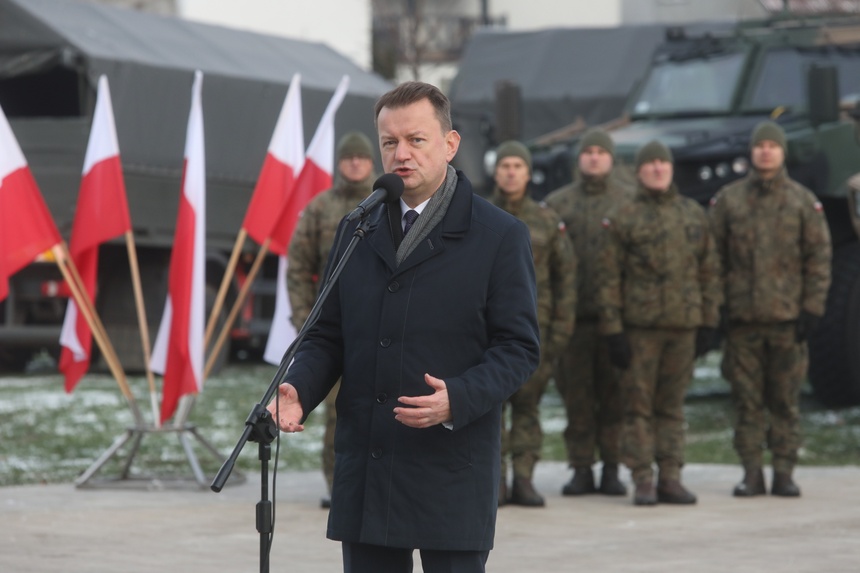 Szef MON Mariusz Błaszczak podczas konferencji prasowej w Grajewie. (fot. PAP)