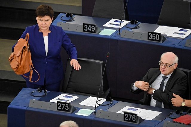Eurodeputowani Beata Szydło (L) i Zdzisław Krasnodębski (P) w Parlamencie Europejskim w Strasburgu.
