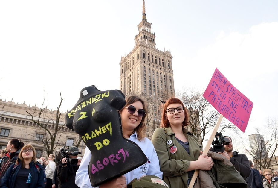 Uczestniczki niedzielnej Manify spotkają się na Międzynarodowym Strajku Kobiet, fot. PAP/Radek Pietruszka