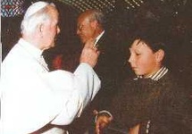 Papież Jan Paweł II błogosławi syna Degollado, Raula Gonzaleza