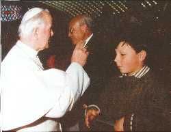 Papież Jan Paweł II błogosławi syna Degollado, Raula Gonzaleza