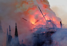 Runęła iglica katedry Notre Dame w Paryżu. Fot. PAP/EPA/IAN LANGSDON