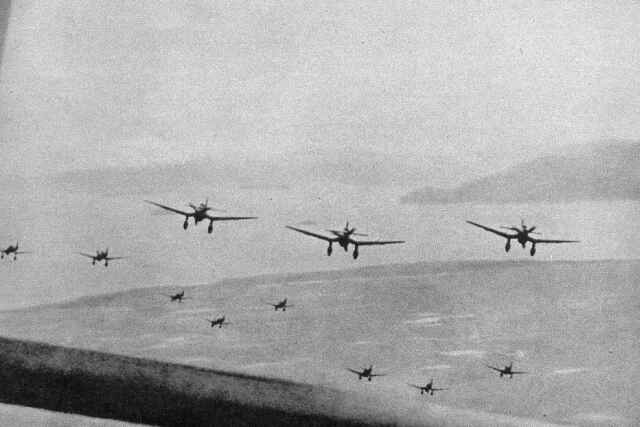 Archiwum SRHWST. Bombowce nurkujące Ju-87B2 Stuka w locie nad cel.