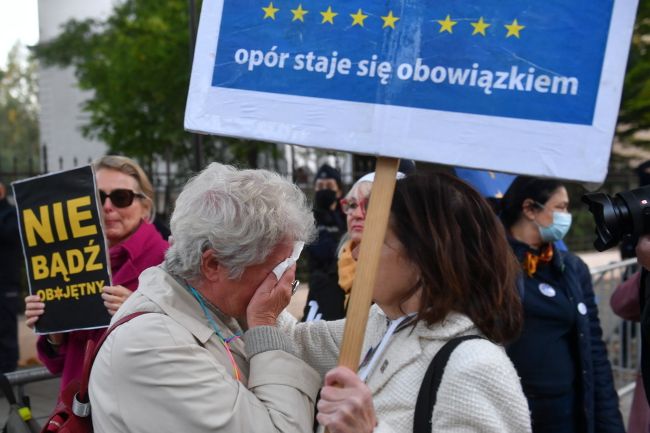 Demonstracja przed siedzibą Trybunału Konstytucyjnego w Warszawie. Fot. PAP/Radek Pietruszka